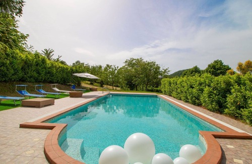 Montelovesco Villa | Stunning private villa for 12 guests with WIFI, private pool, balcony, pets allowed and parking