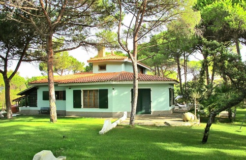 Platamona House | Stunning private villa for 10 guests with A/C, TV, terrace, pets allowed and parking