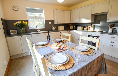 Lerags House | Stunning private villa for 4 guests with WIFI, TV, patio, pets allowed, panoramic view and parking