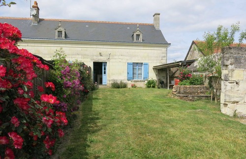 Huismes Villa | Stunning private villa for 2 people with WIFI, TV, terrace, pets allowed and parking
