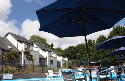 Carnon Downs House | Stunning private villa for 4 people with pool, WIFI, TV, patio, pets allowed and parking