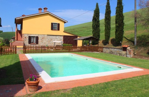Volterra Villa | Stunning private villa with WIFI, private pool, TV, pets allowed and parking, close to San Gimig.