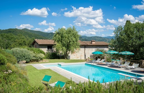 Vicchio Villa | Stunning private villa with private pool, WIFI, TV, patio, pets allowed, panoramic view and park.