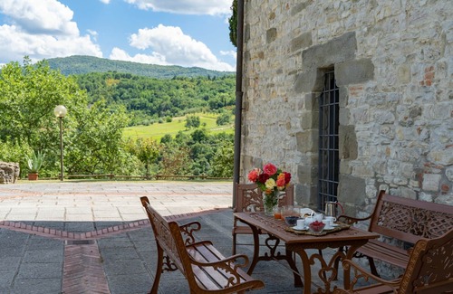 Vicchio Villa | Stunning private villa with private pool, WIFI, TV, patio, pets allowed, panoramic view and park.