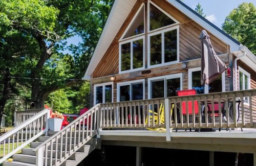 Weldford Cottage | Stunning River View!nn