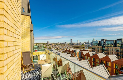 Sands End Apartment | Stunning Riverside 1 Bed with Balcony River View