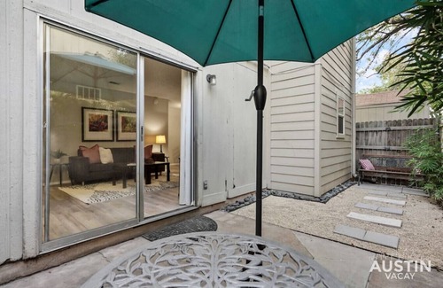 Galindo Condo | Stunning S Lamar Apt | Walk to Music + Bars + Food