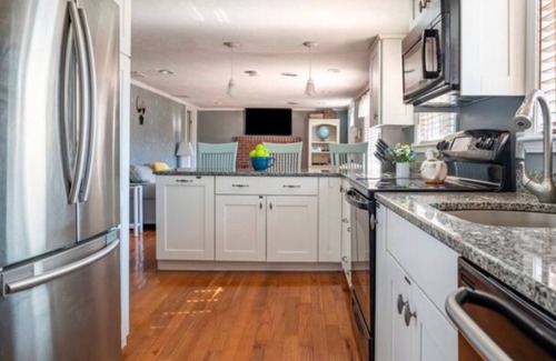 Manomet Cottage | Stunning seaside cottage, walk to beach, family + pet, sleeps 6