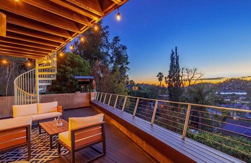 Silver Lake House | Stunning Skydeck Suite: 2-bedroom, ampitheater, hot tub, fully enclosed yard