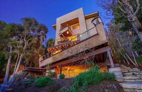 Silver Lake House | Stunning Skydeck Suite: 2-bedroom, ampitheater, hot tub, fully enclosed yard