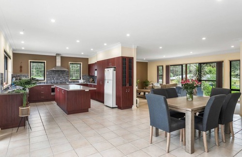 Bawley Point House | Stunning spacious home 5 minutes walk to beach, full kitchen, games room