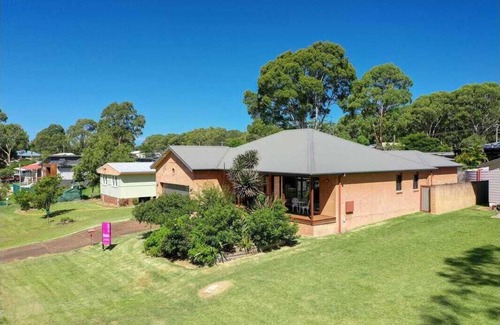Bawley Point House | Stunning spacious home 5 minutes walk to beach, full kitchen, games room