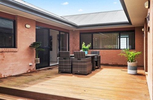 Bawley Point House | Stunning spacious home 5 minutes walk to beach, full kitchen, games room