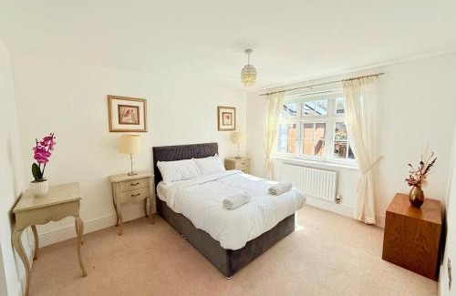Staple Hill House | Stunning Spacious House with Karaoke & Ping Pong!