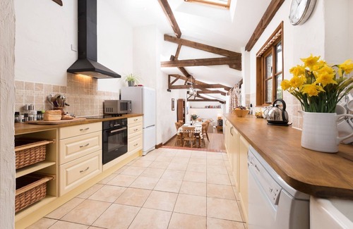 Barnstaple Cottage | Stunning Three Bedroom Barn Conversion Sleeps 6, takes pets. Near beaches and Exmoor.