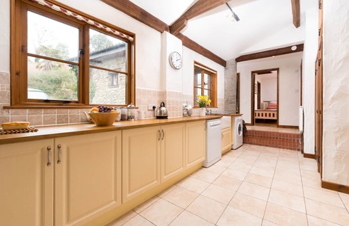 Barnstaple Cottage | Stunning Three Bedroom Barn Conversion Sleeps 6, takes pets. Near beaches and Exmoor.