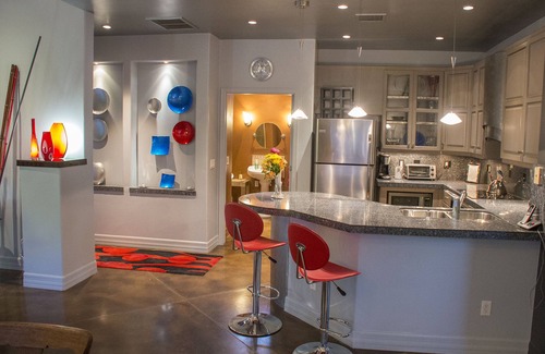 Los Olivos House | STUNNING ULTRA-CONTEMPORARY, PETS YES, DWTN GUESTHOUSE, IN HISTORIC NEIGHBORHOOD