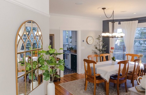 Columbia House | Stunning Victorian 4BR w/Hot Tub 5 Min to Downtown