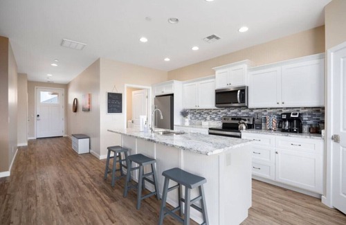 Cottonwood House | Stunning Views + Hot Tub + Location! 2 bed/2 bath
