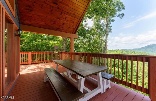 Wears Valley House | Stunning Views, King Bed, outdoor swing bed, Hot Tub, 5 minutes to the GSMNP!