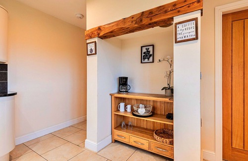 Holywell House | Stunning villa for 14 guests with WIFI and parking