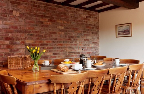Dalbury Lees House | Stunning villa for 19 guests with hot tub, WIFI and parking