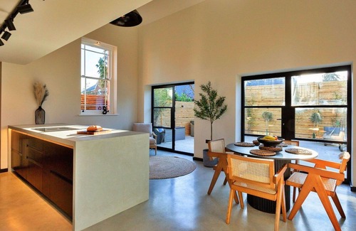 Appledore House | Stunning villa for 6 guests with WIFI, pets allowed and parking