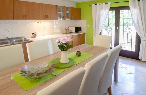 Buici House | Stunning villa for 6 people with WIFI, private pool, A/C, TV, terrace, pets allowed and parking