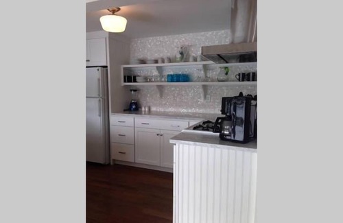 Dennis Cottage | ⭐️ STUNNING WATERFRONT ⭐️Pet Friendly 3BDRM/2BTH*FIREPIT*KAYAKS*GAS FIREPLACE*