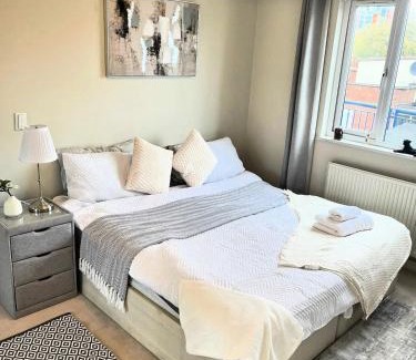 Canary Wharf Apartment | Stylish 1-Bed Flat in Canary Wharf