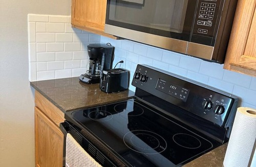 Northwest Los Angeles Heights Condo | Stylish 1BR Condo with Pool - Medical Center Area