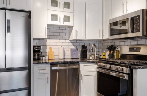 Pittsburgh Apartment | Stylish 1BR East Liberty Apt | King Bed Parking