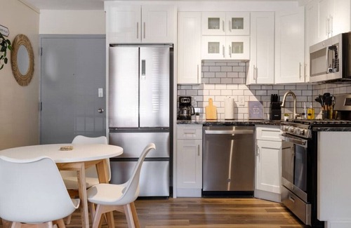Pittsburgh Apartment | Stylish 1BR East Liberty Apt | King Bed Parking