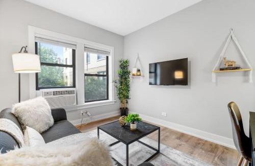 Boystown Apartment | Stylish 1BR in Lakeview Chicago - Brompton 1 rep
