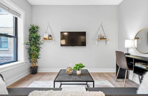 Boystown Apartment | Stylish 1BR in Lakeview Chicago - Brompton 1 rep