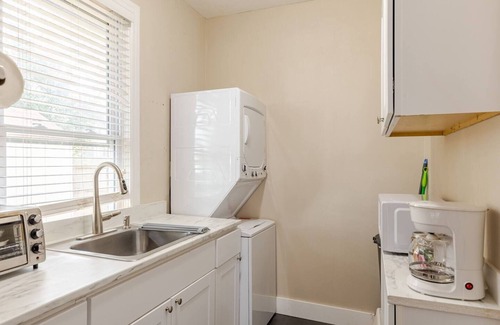 Central Arlington Apartment | Stylish 1BR Retreat in Historic Arlington - Walkable Location!