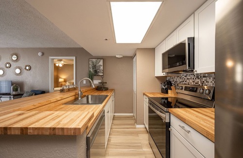 Key West Apartment | Stylish 2/2 pool/gym/tennis/hot tub