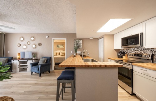 Key West Apartment | Stylish 2/2 pool/gym/tennis/hot tub