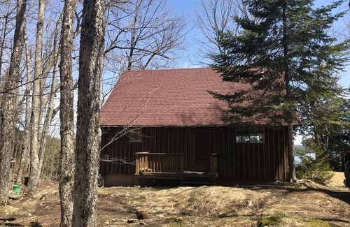 Algonquin Highlands Cottage | Stylish 2 bedroom, 2 bunkie, 1 bathroom, cottage right on Kawagama Lake.