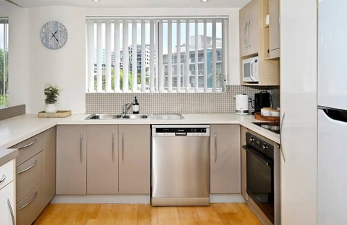 Moreton Bay Region Apartment | Stylish 2 B/R Kings Beach Apartment (6 guests) ZF4