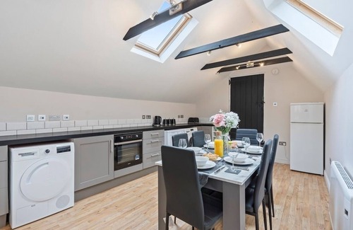 Redhill Apartment | Stylish 2 Bed Home near Gatwick