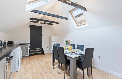 Redhill Apartment | Stylish 2 Bed Home near Gatwick