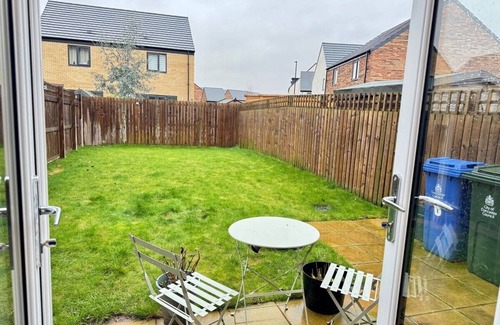 Doncaster House | Stylish 2 Bedroom Home Near Lake | Free Parking