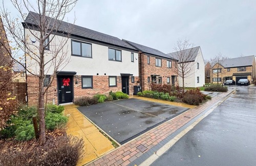 Doncaster House | Stylish 2 Bedroom Home Near Lake | Free Parking
