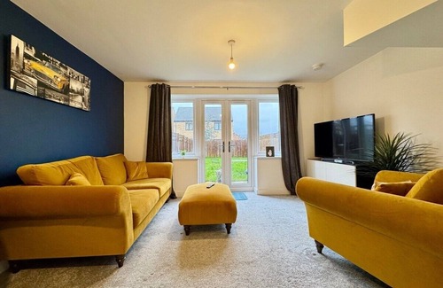 Doncaster House | Stylish 2 Bedroom Home Near Lake | Free Parking