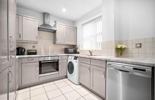 The Westside Apartment | Stylish 2 Bedroom Apartment - Secure Parking - JQ - Pet Friendly 1LA