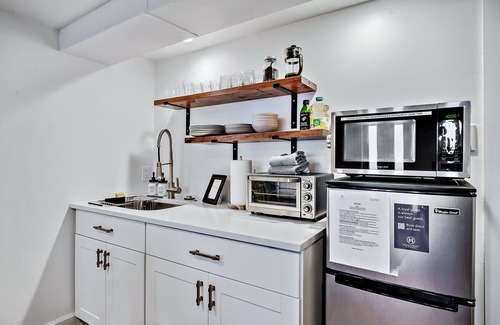 Regis Apartment | Stylish 2 bedroom Apt Steps from Tennyson/Regis