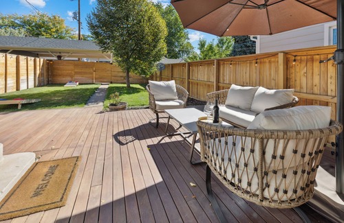 Regis Apartment | Stylish 2 bedroom Apt Steps from Tennyson/Regis