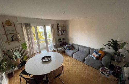 District 9 Apartment | Stylish 2-Bedroom Flat w/Living Room, Balcony & Workspace in Zürich