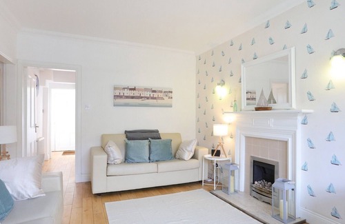 Gullane Apartment | Stylish 2 bedroom ground floor apartment centrally located in the coastal town of Gullane. Sleeps 6